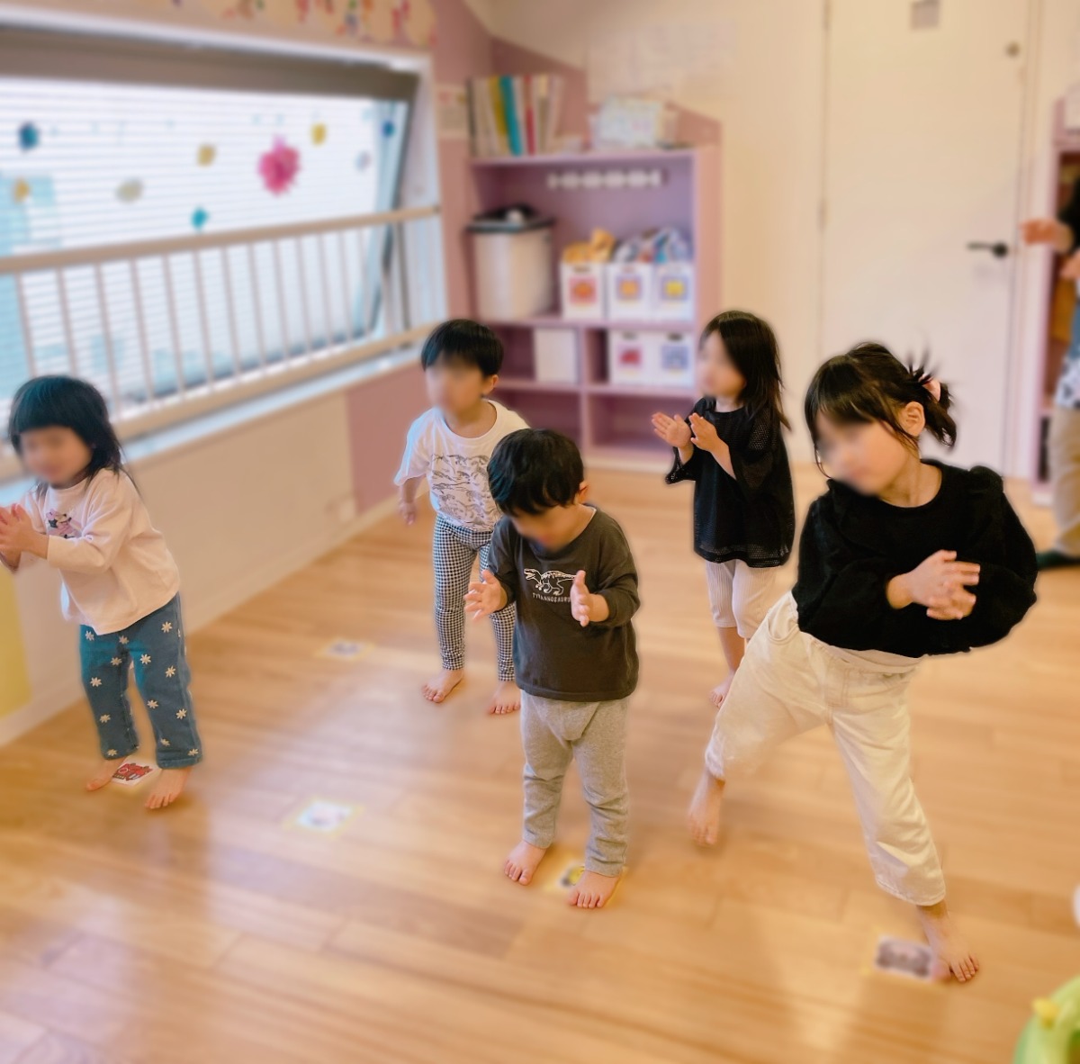 音楽に合わせてダンスを楽しむ子どもたち